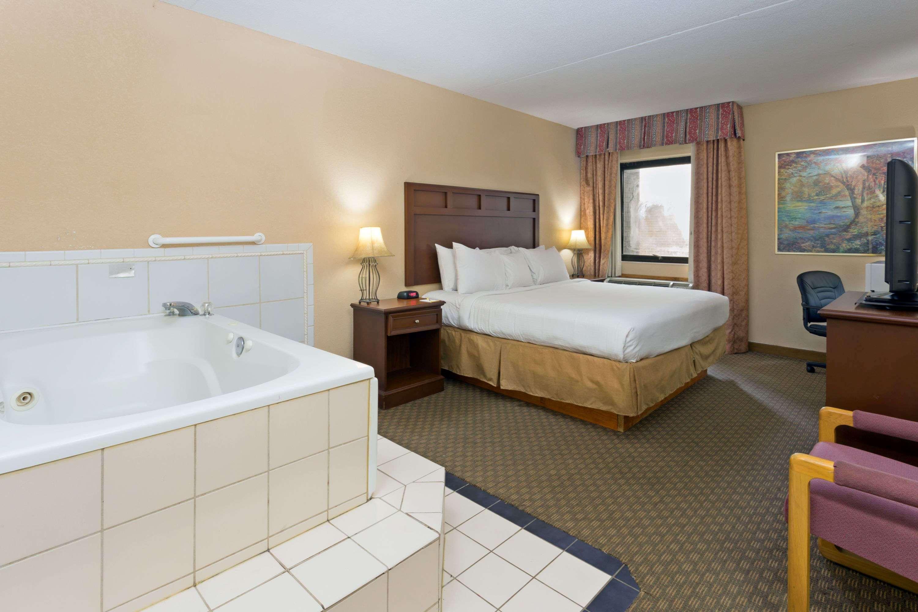 Days Inn & Suites By Wyndham Northwest Indianapolis Esterno foto