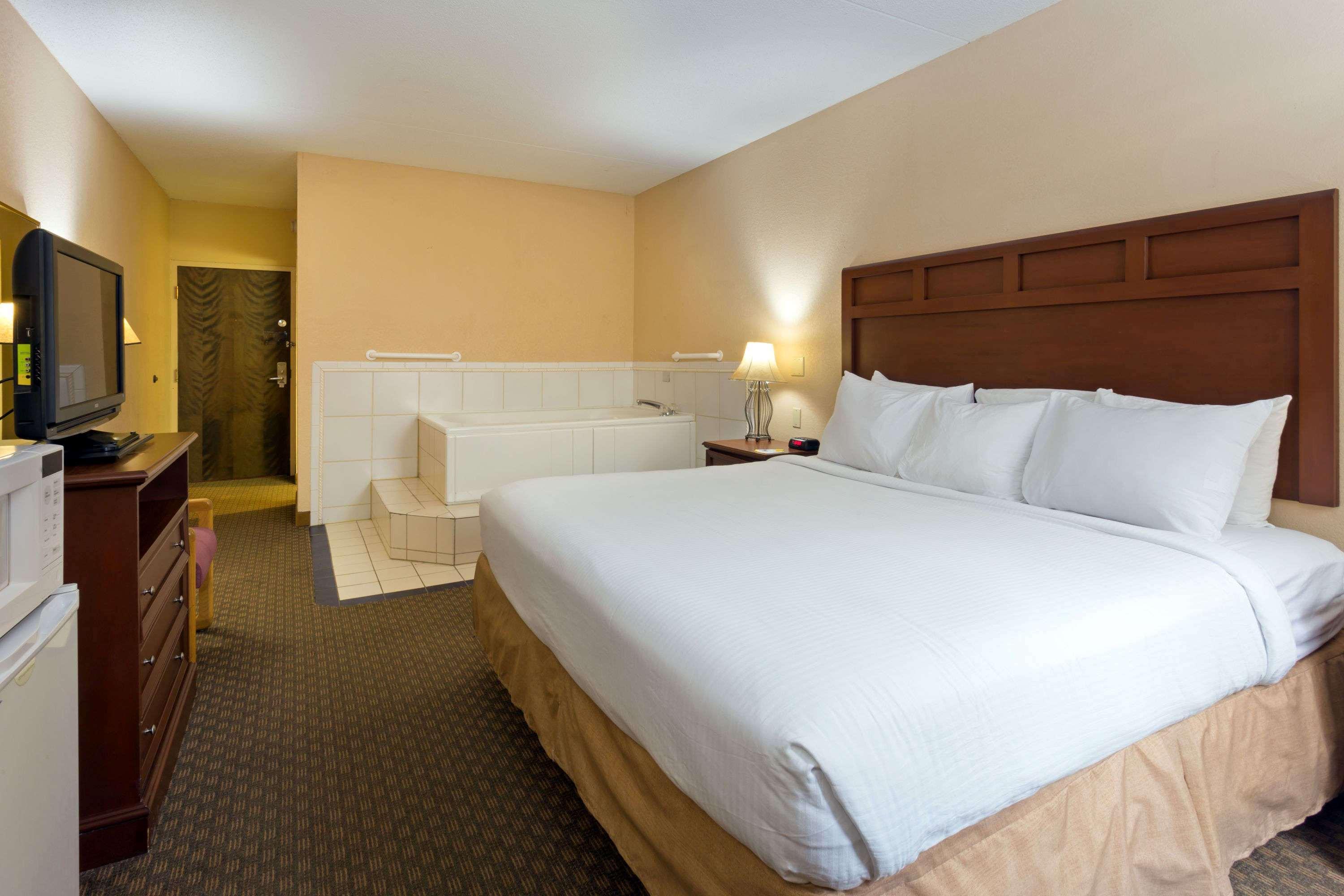 Days Inn & Suites By Wyndham Northwest Indianapolis Esterno foto