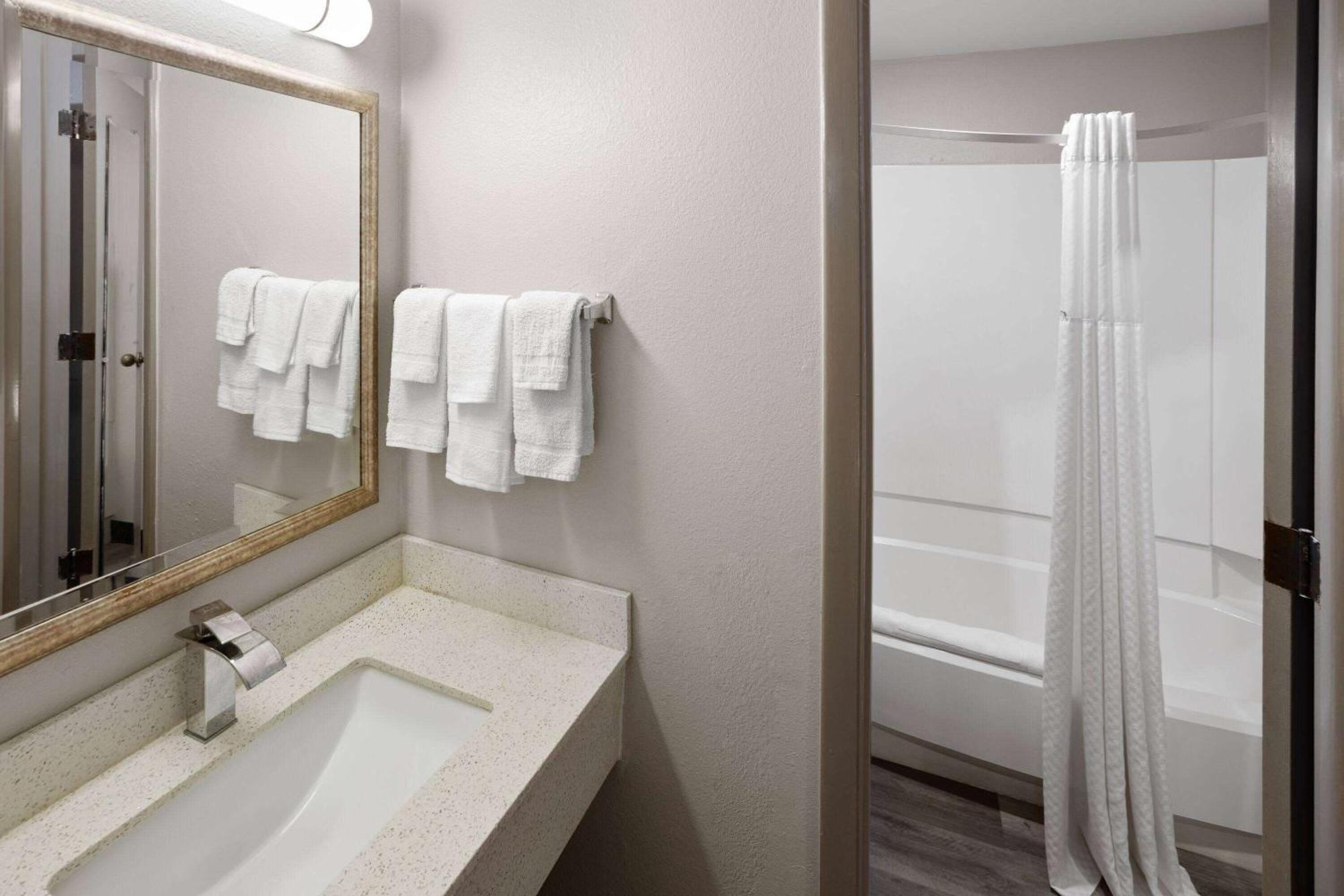 Days Inn & Suites By Wyndham Northwest Indianapolis Esterno foto