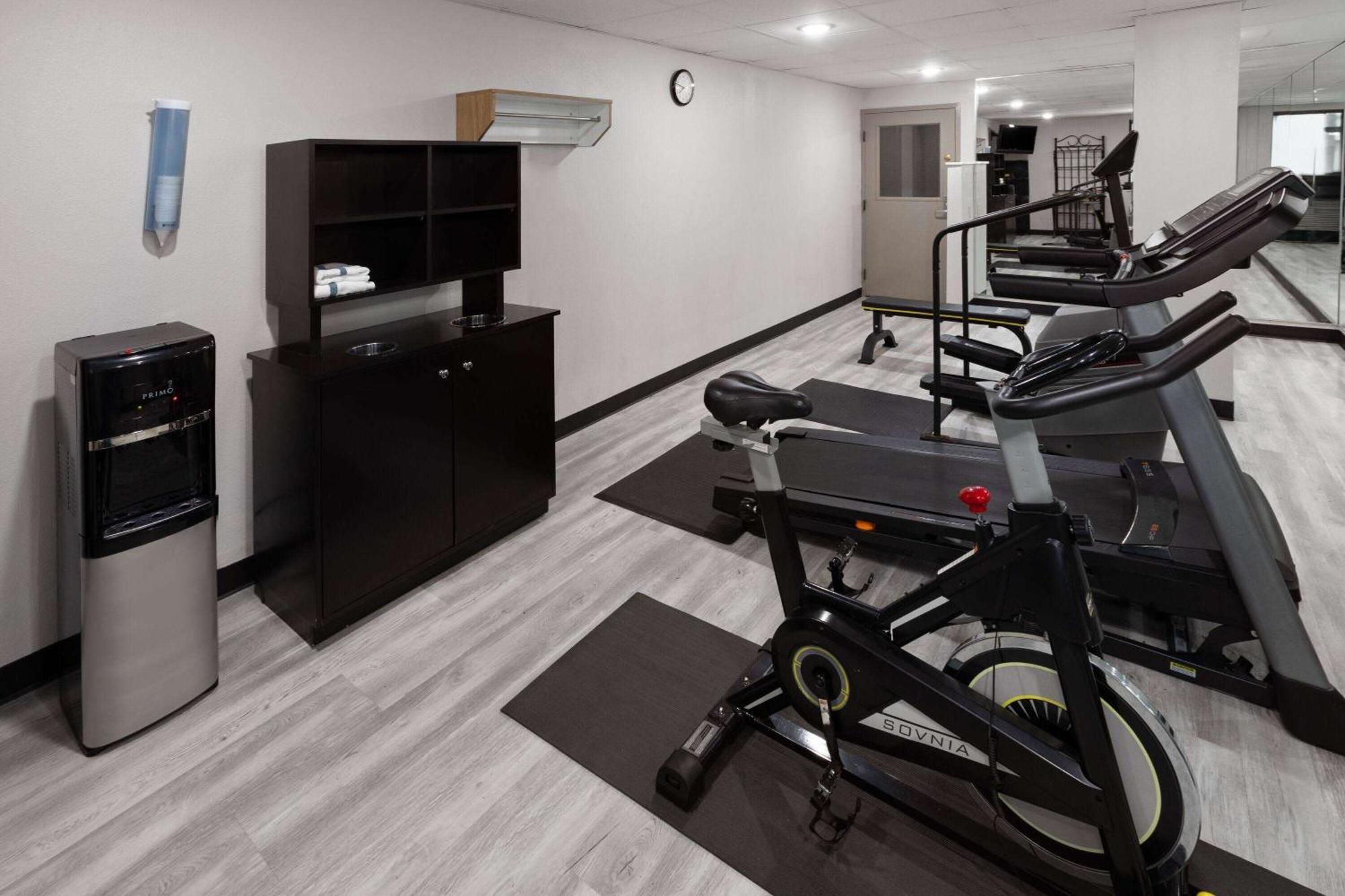 Days Inn & Suites By Wyndham Northwest Indianapolis Esterno foto
